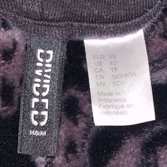 XS divided NWT cropped black game on short sleeve pull over activewear hoodie! - Picture 3 of 3